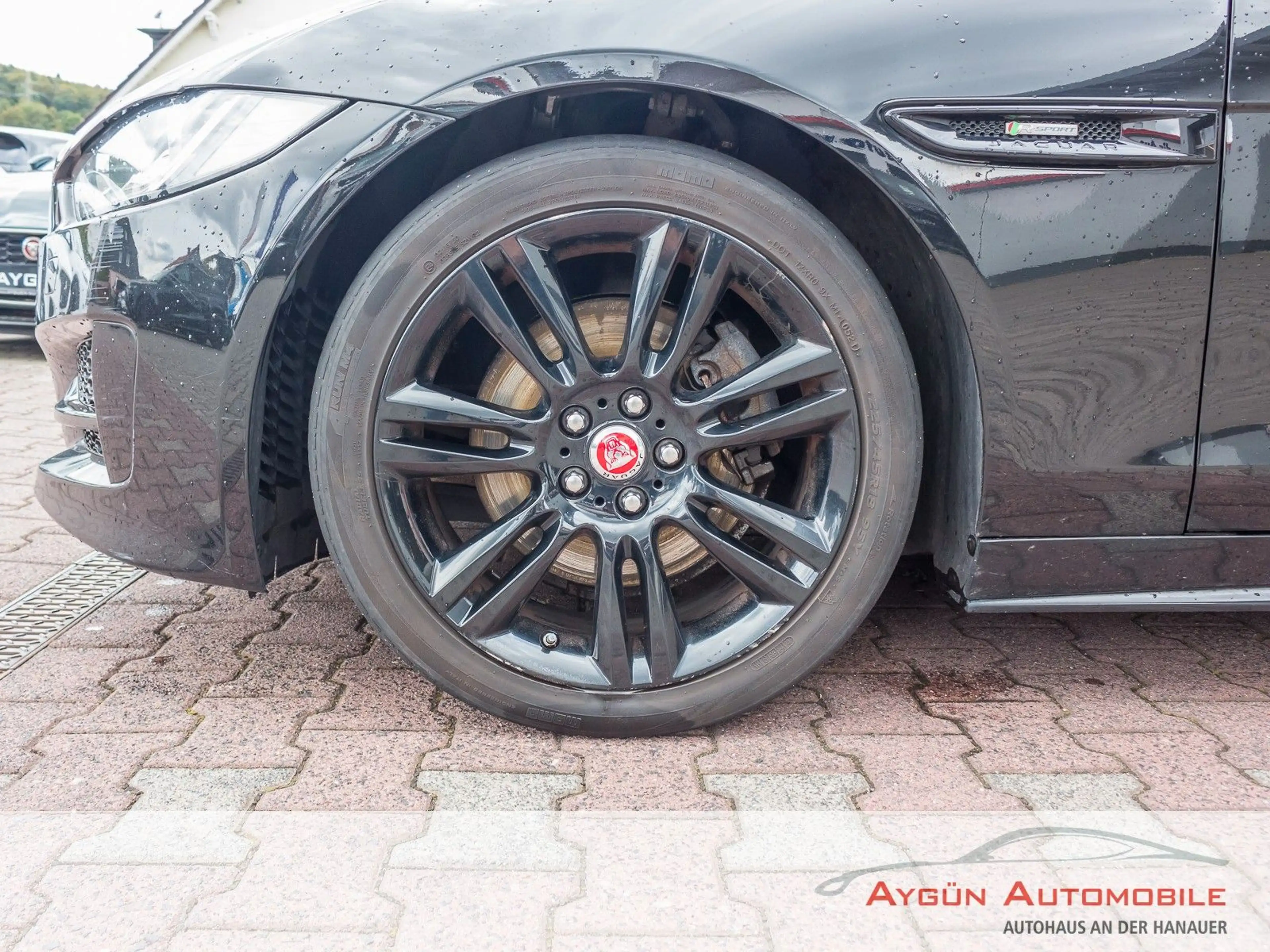 Jaguar XE R-Sport 20d — photo 9