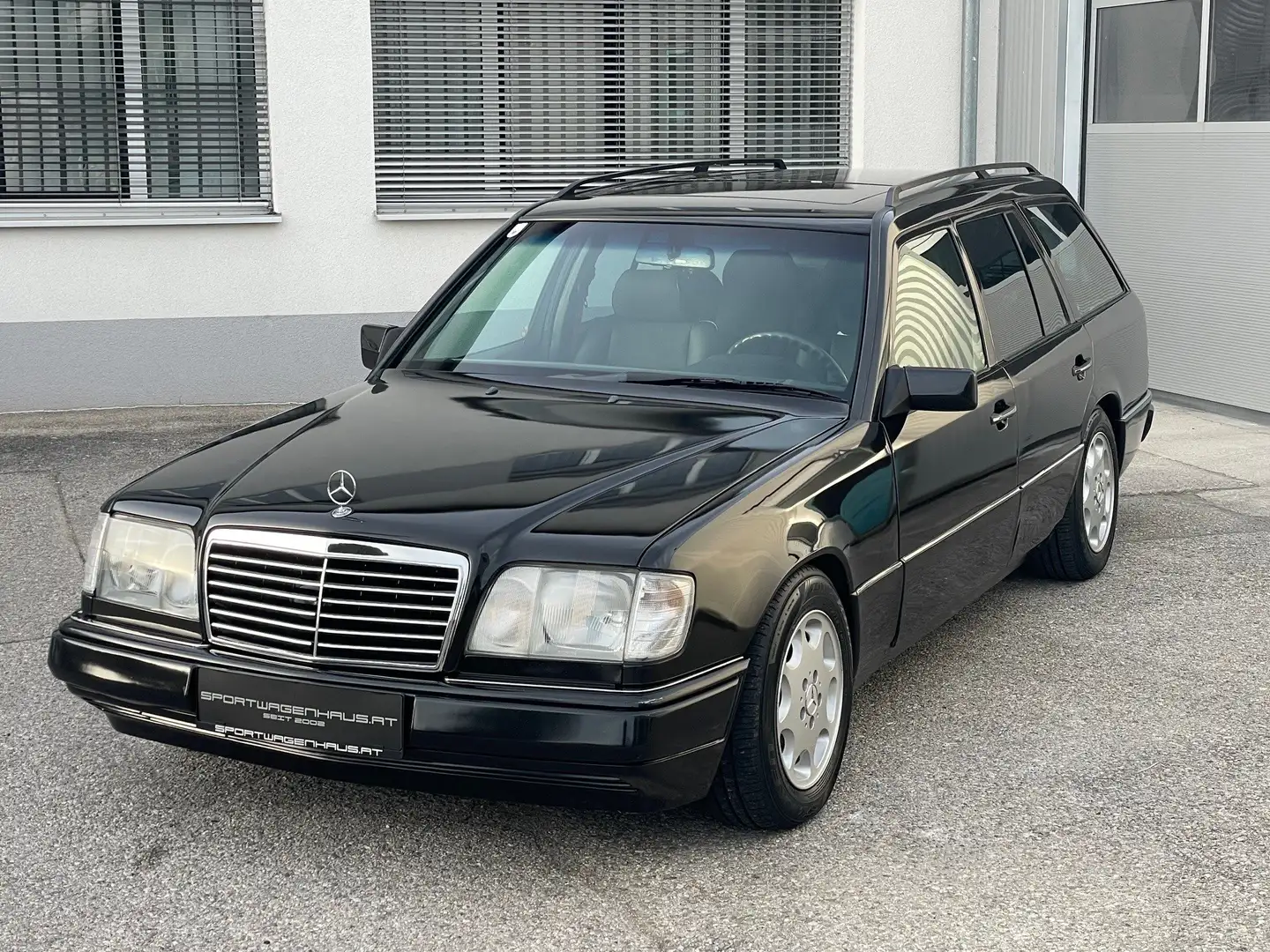 Mercedes-Benz E 220 E220T Aut.*Service Neu*§57a Neu*teilrestauriert Zwart - 1
