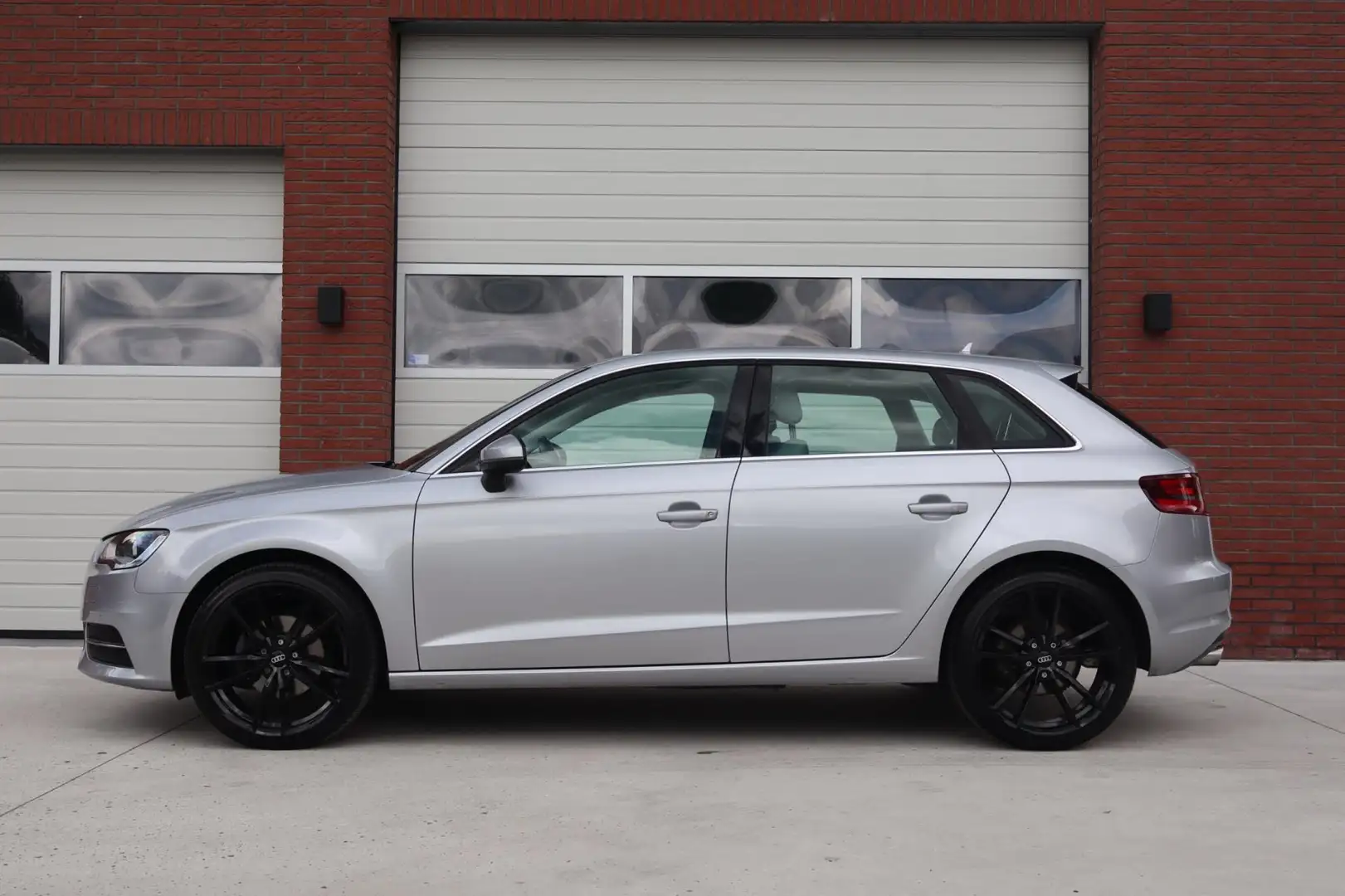 Audi A3 Sportback 2.0 TDI Ambiente - Adaptive cruise - Ban Gris - 2