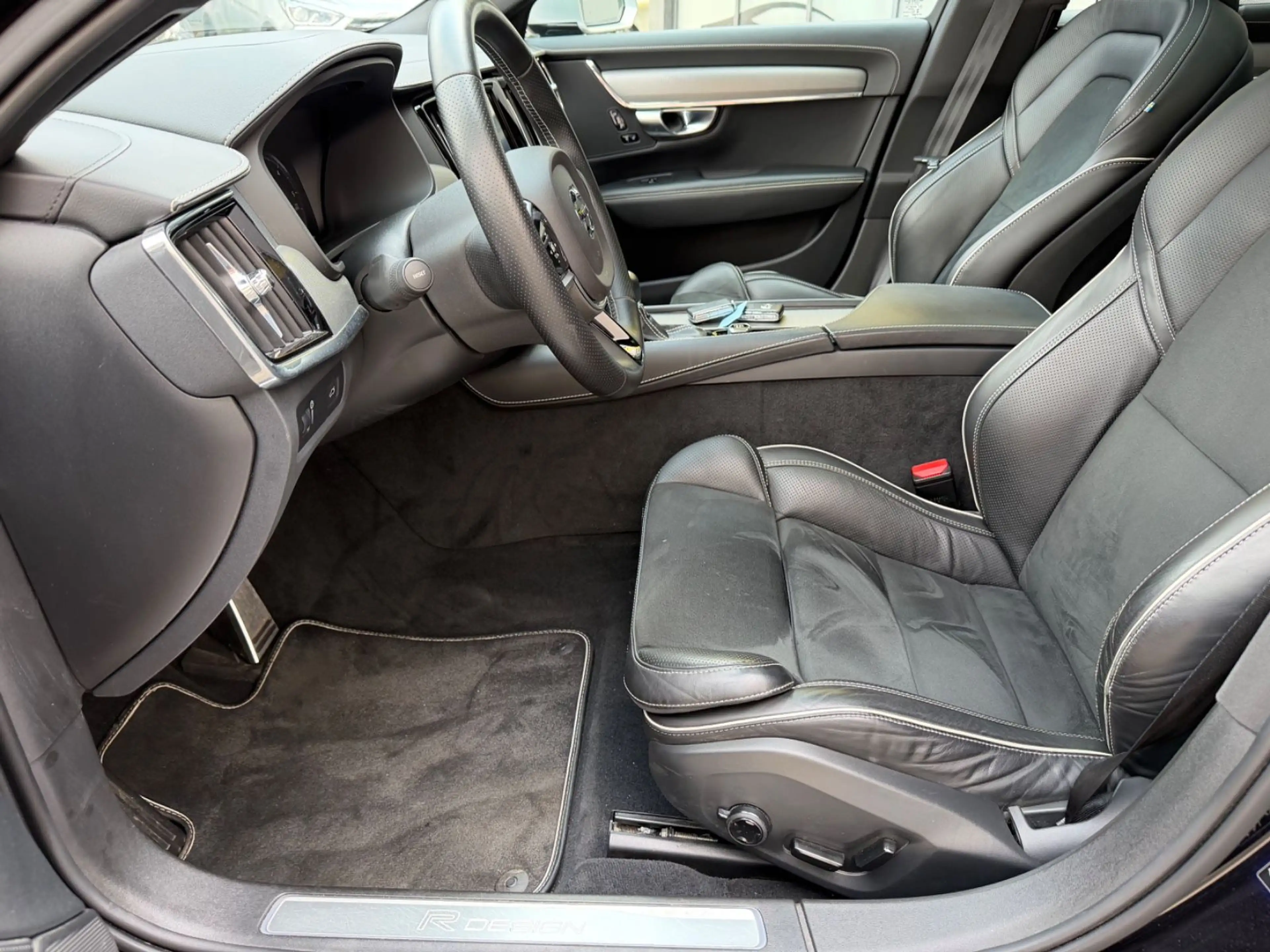 Volvo V90 Kombi R Design AWD/ALLRAD/SPORTPAK*/PANO/KAM — photo 12