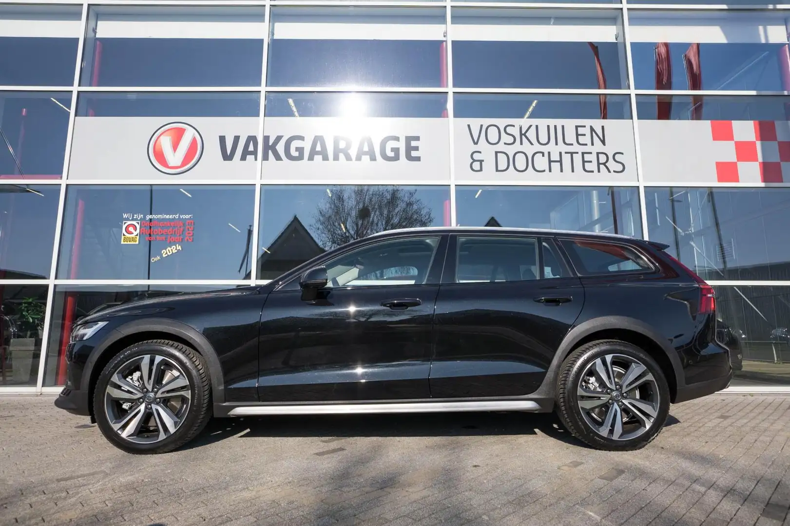 Volvo V60 Cross Country 2.0 B5 AWD Pro Full Option Trekhaak Negru - 2