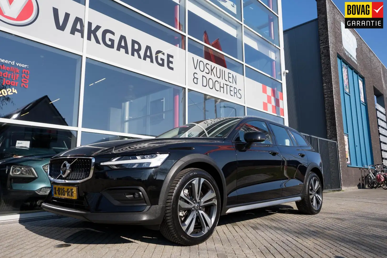 Volvo V60 Cross Country 2.0 B5 AWD Pro Full Option Trekhaak Negru - 1