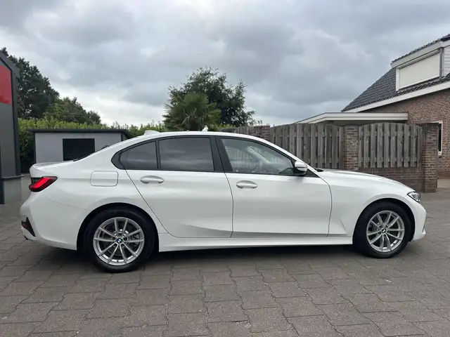 BMW 3 Series view 18