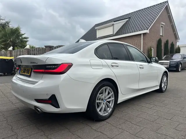 BMW 3 Series view 15