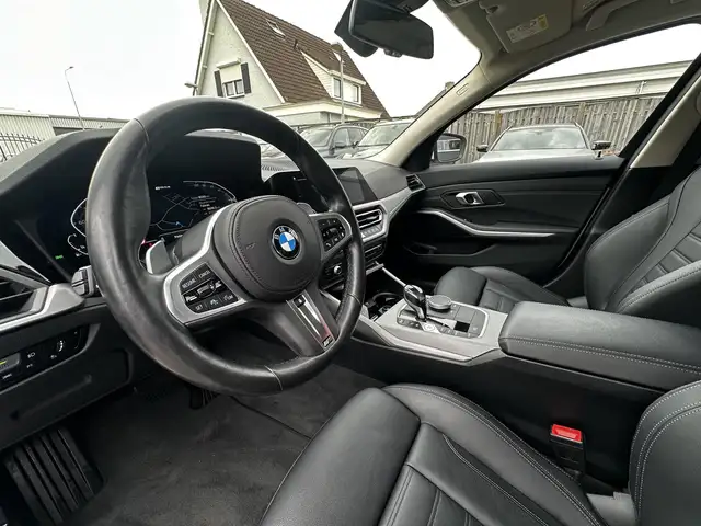 BMW 3 Series view 16