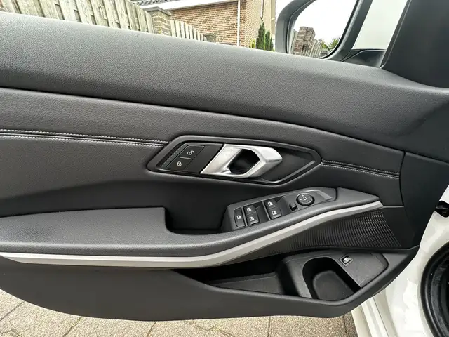 BMW 3 Series view 22
