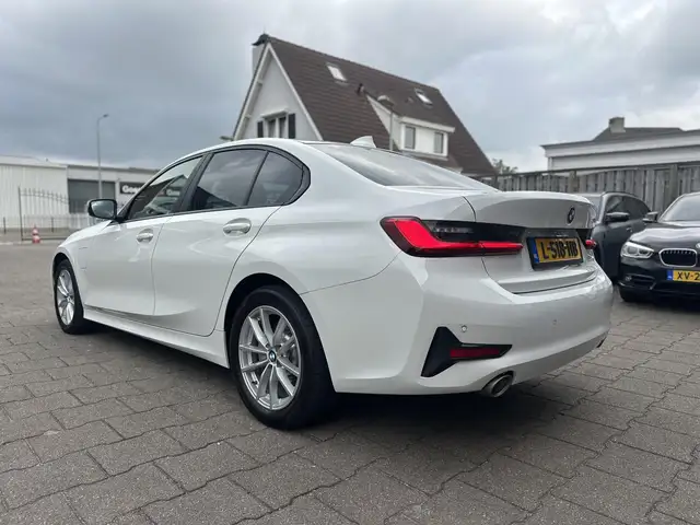 BMW 3 Series view 8