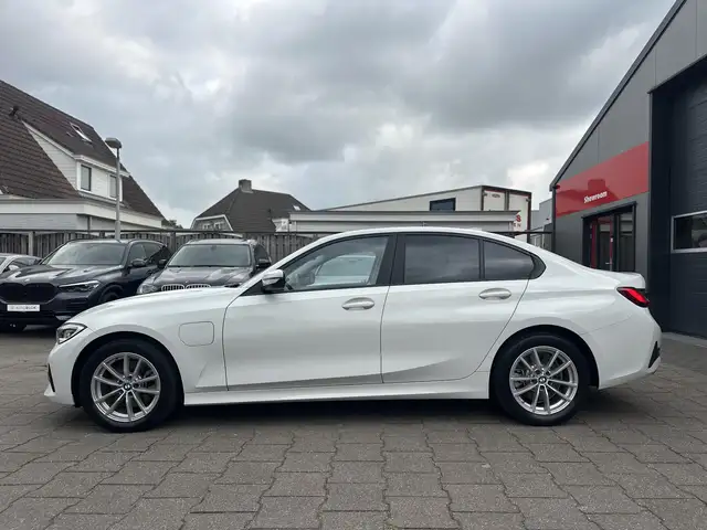 BMW 3 Series view 4