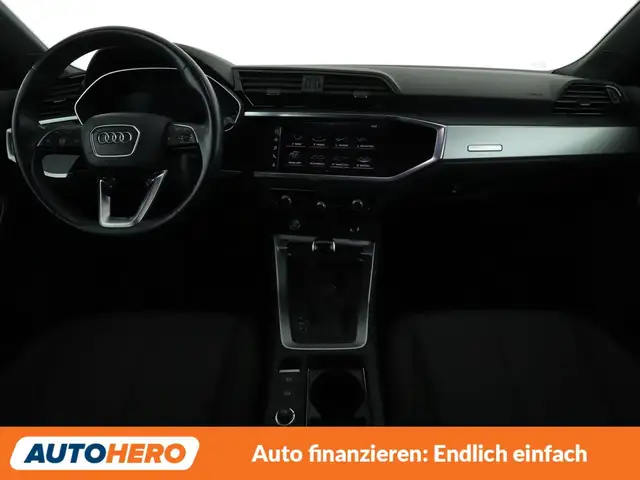 Audi Q3 view 12