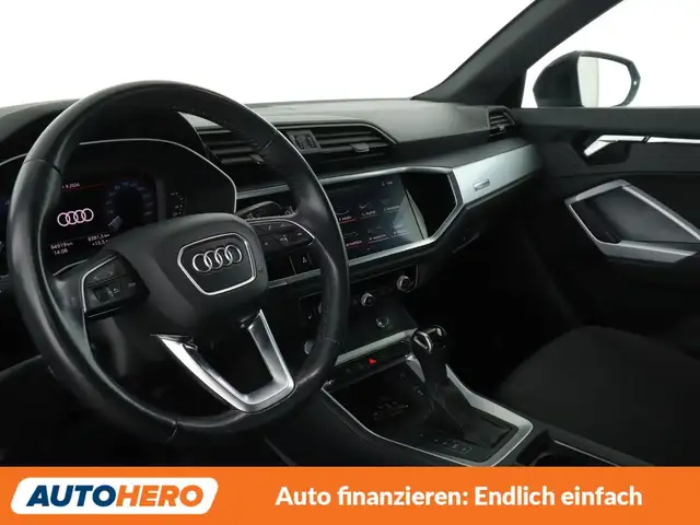 Audi Q3 view 11