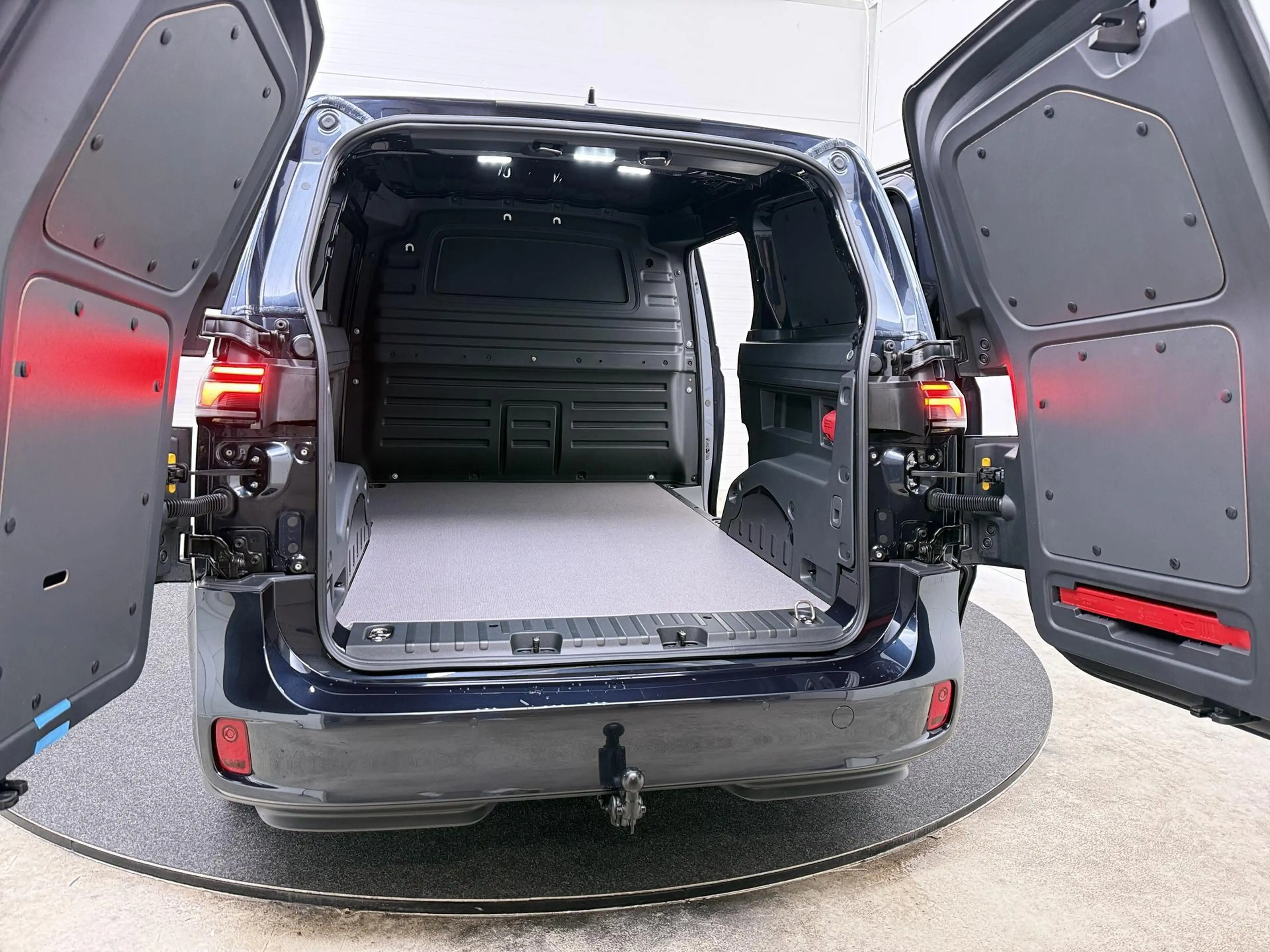 Volkswagen ID. Buzz Cargo Bedrijfswagens Bulli Limited Edition 250 kW / 340 — photo 6