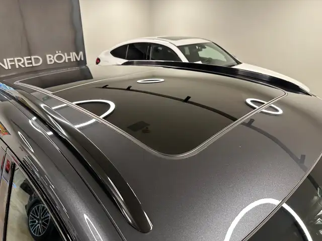 Porsche Macan view 3