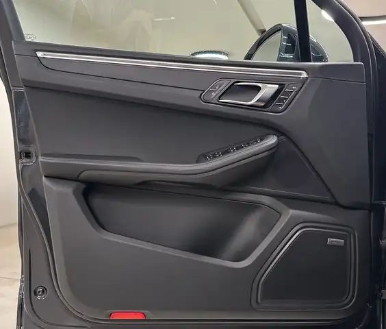 Porsche Macan view 13