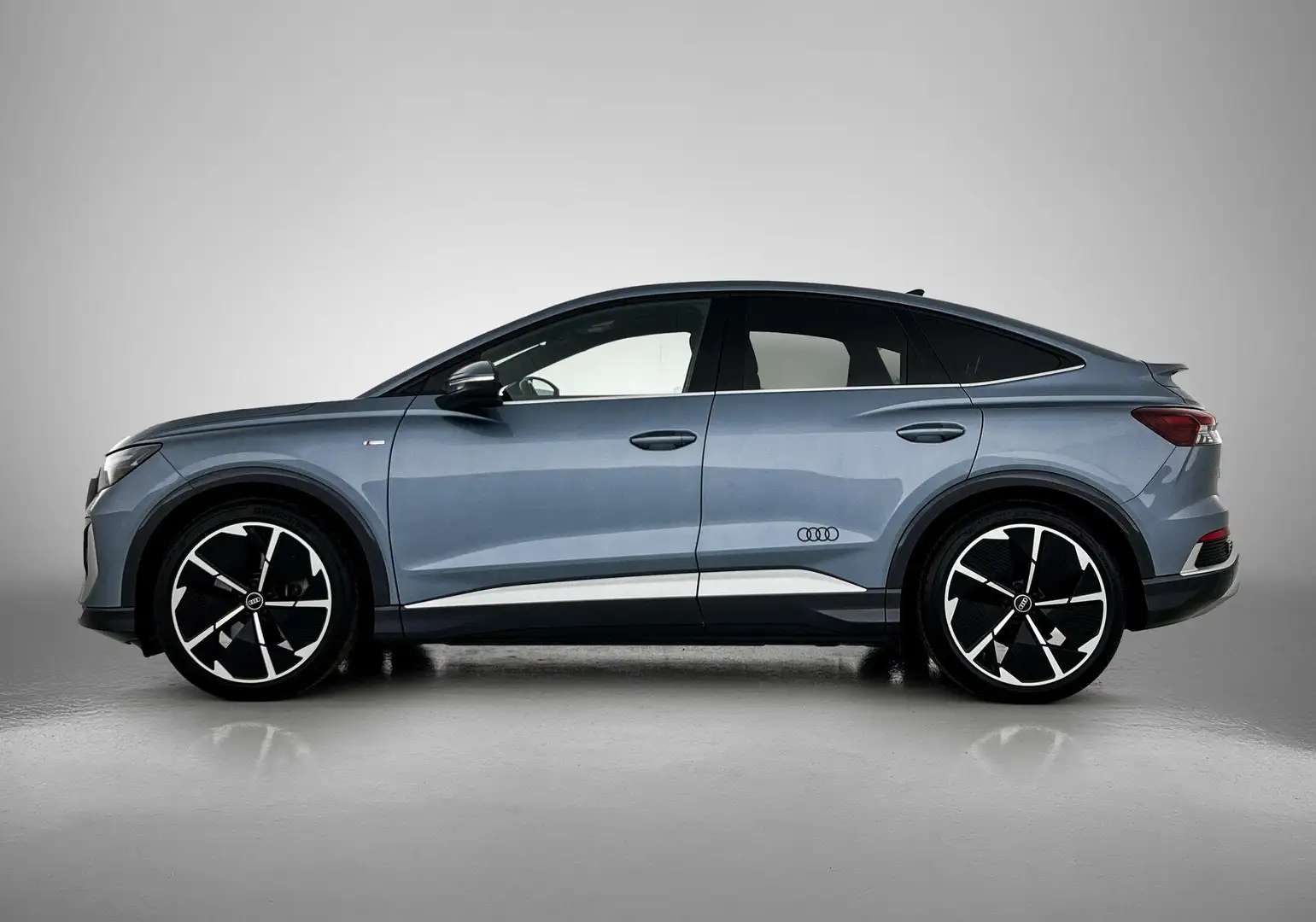 Audi Q4 e-tron Sportback 50 quattro Launch edition S Competition Blauw - 2