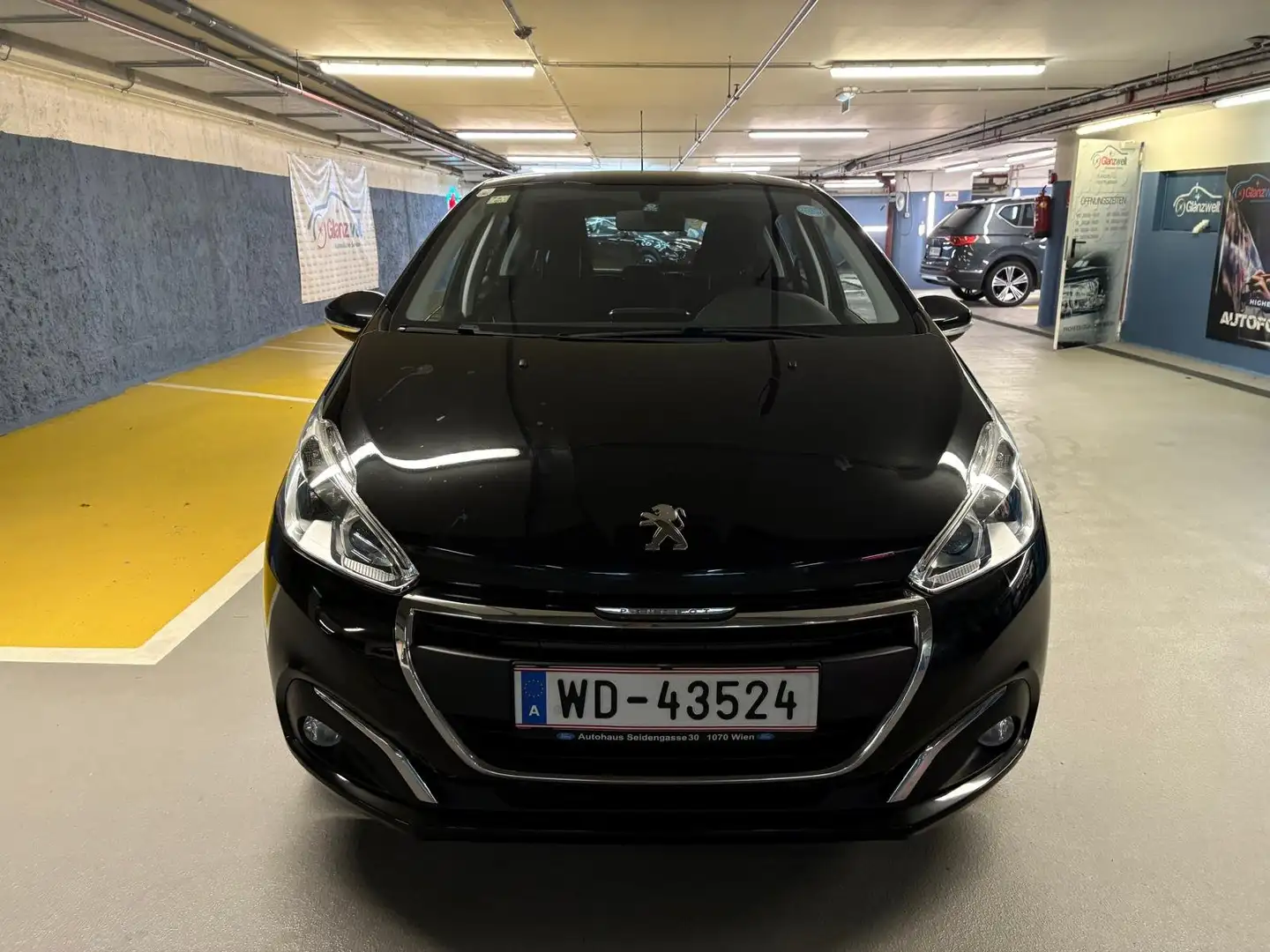 Peugeot 208 208 Allure 1,2 PureTech 82 Allure Schwarz - 2
