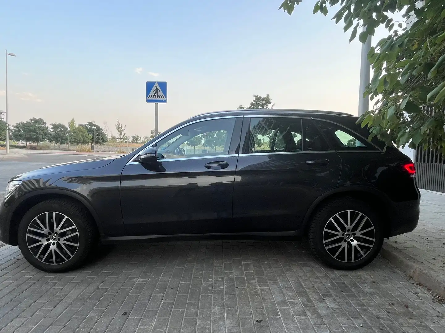 Mercedes-Benz GLC 300 e 4Matic 9G-TRONIC Exculsive Gris - 2