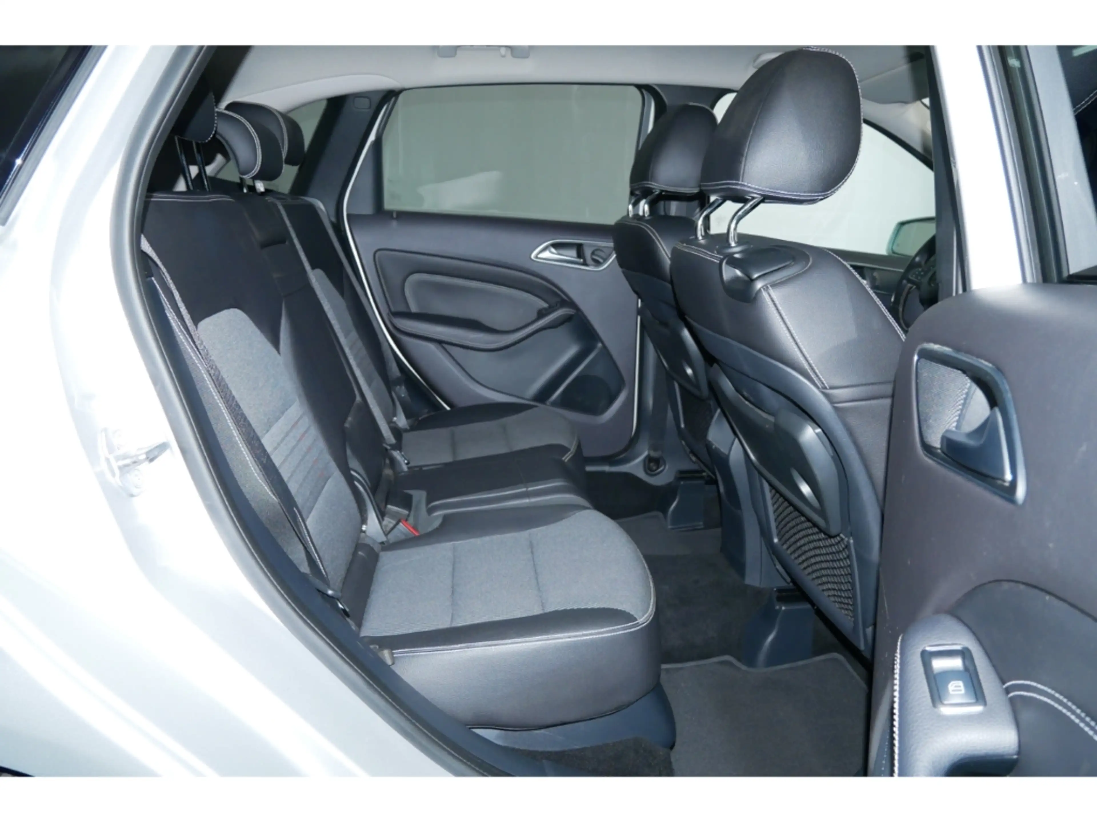 Mercedes-Benz B 220 d LED+Navi+Leder+Kamera+PDC+AHK+17'' — photo 12