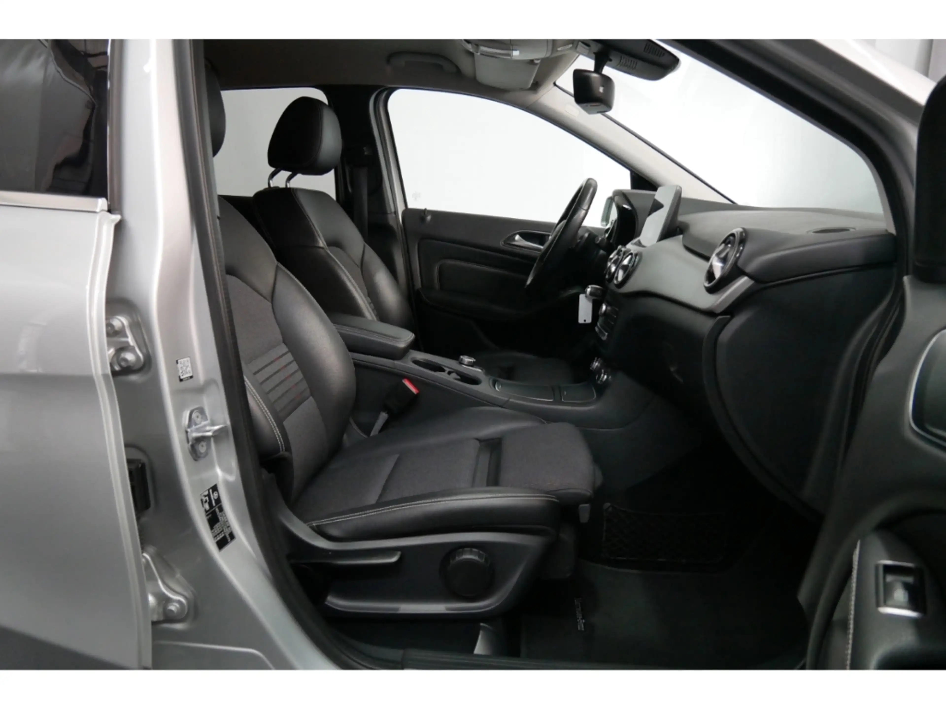 Mercedes-Benz B 220 d LED+Navi+Leder+Kamera+PDC+AHK+17'' — photo 13