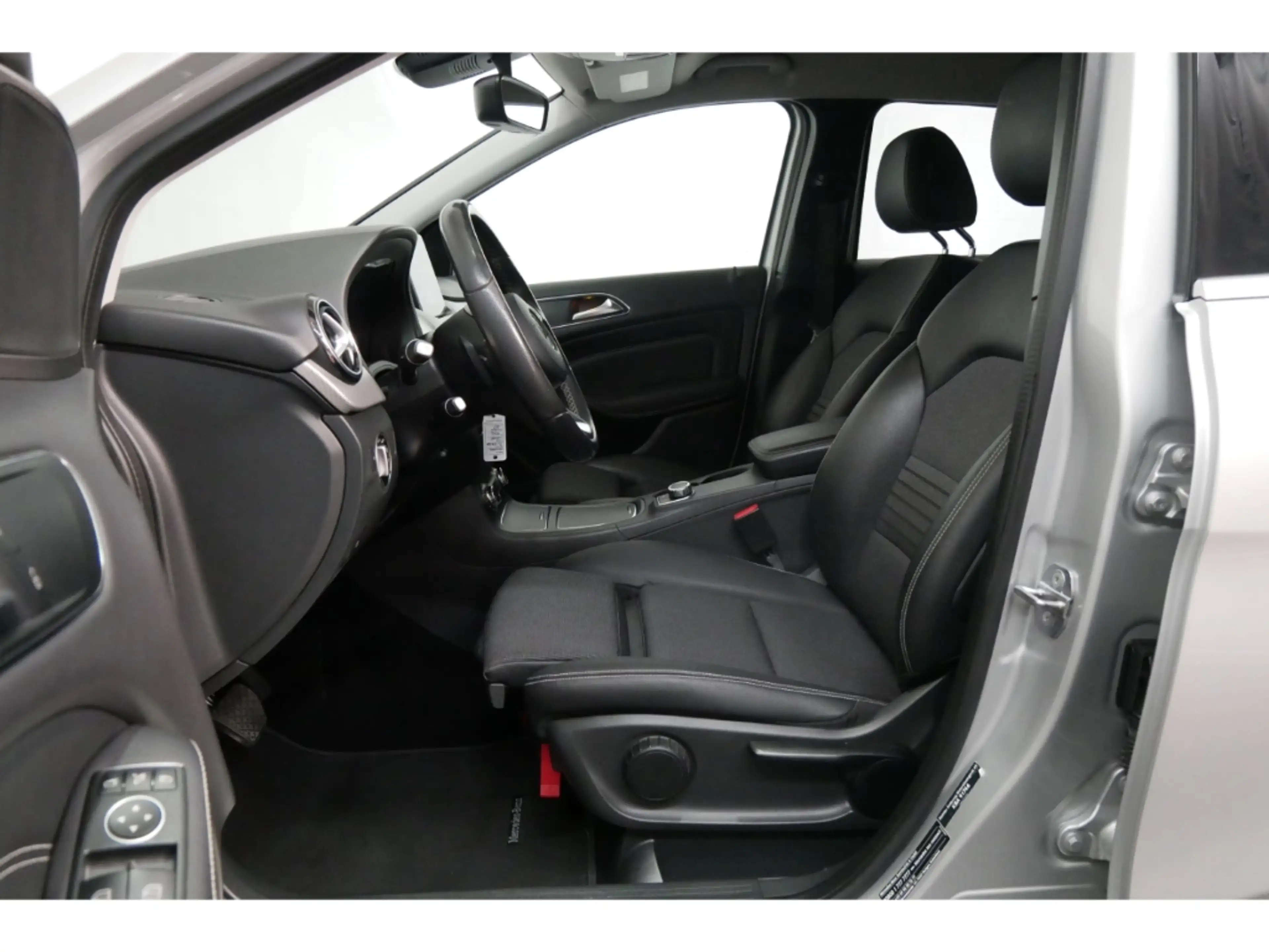 Mercedes-Benz B 220 d LED+Navi+Leder+Kamera+PDC+AHK+17'' — photo 9