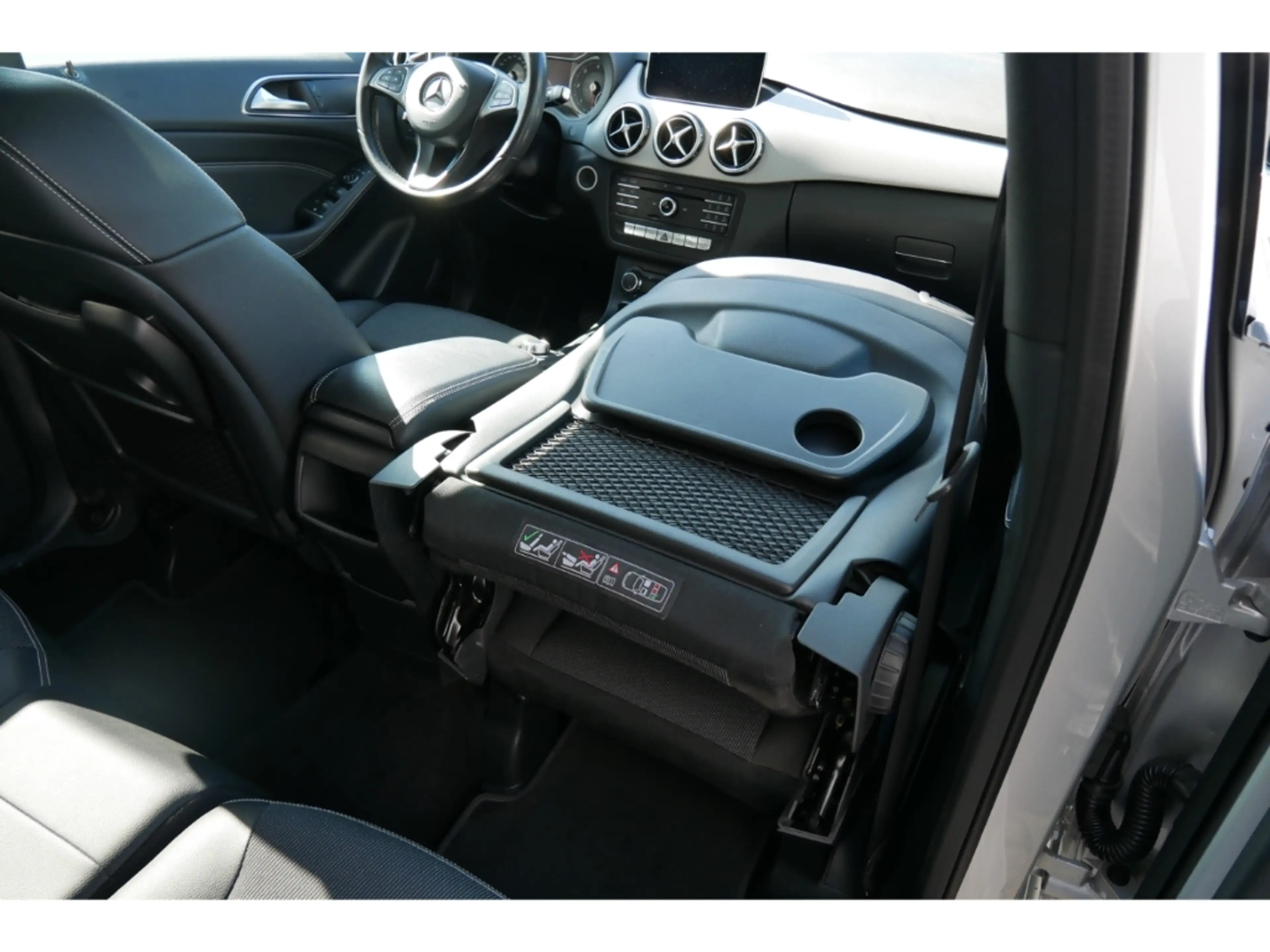 Mercedes-Benz B 220 d LED+Navi+Leder+Kamera+PDC+AHK+17'' — photo 14