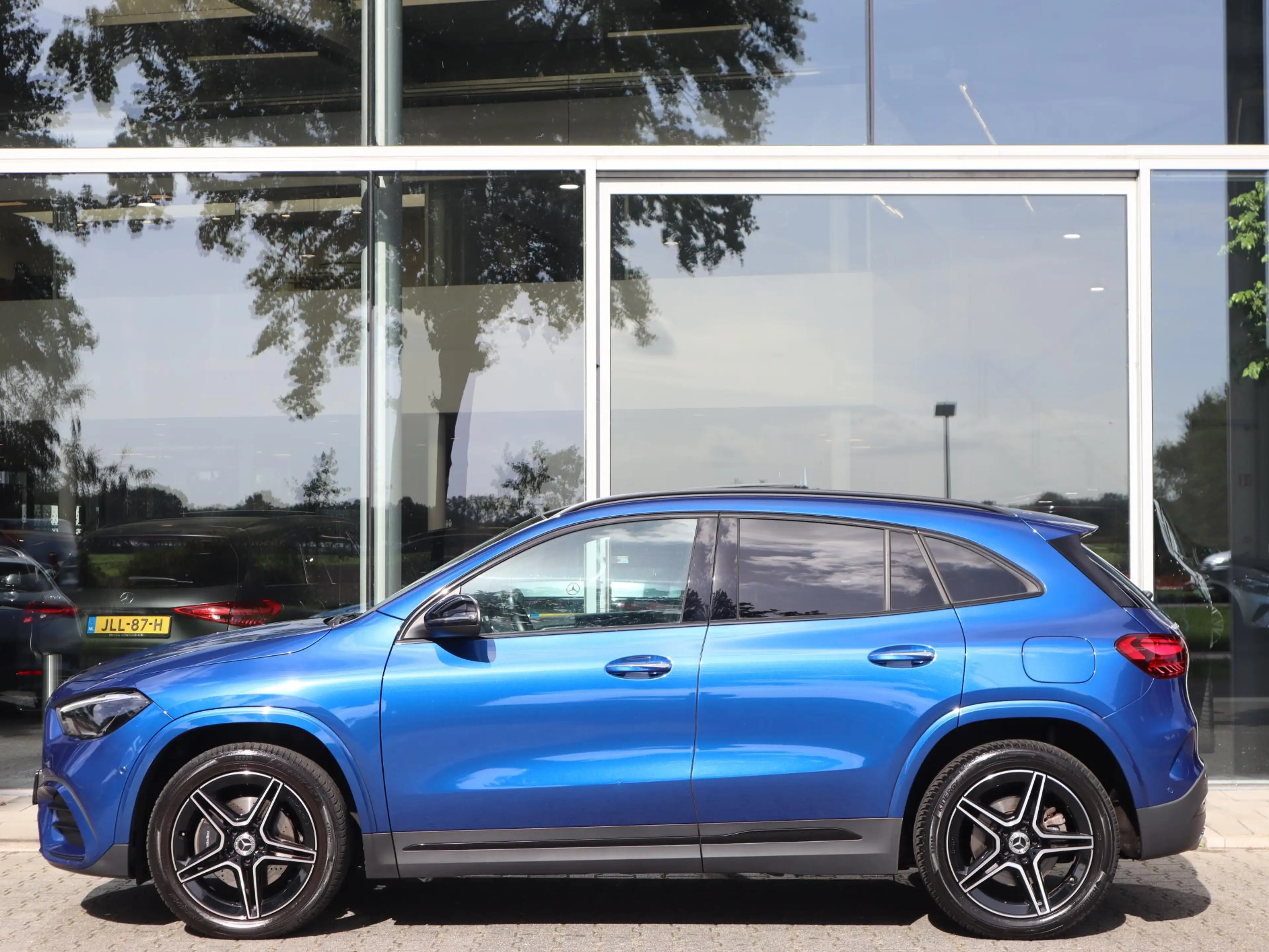 Mercedes-Benz GLA 250 e Star Edition AMG Line — photo 4