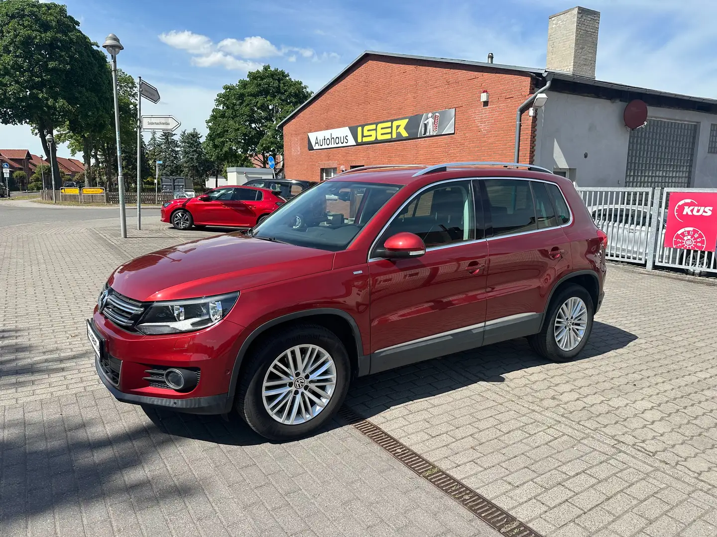 Volkswagen Tiguan Cup Sport AHK, PDC, NAVI 160PS Rot - 2
