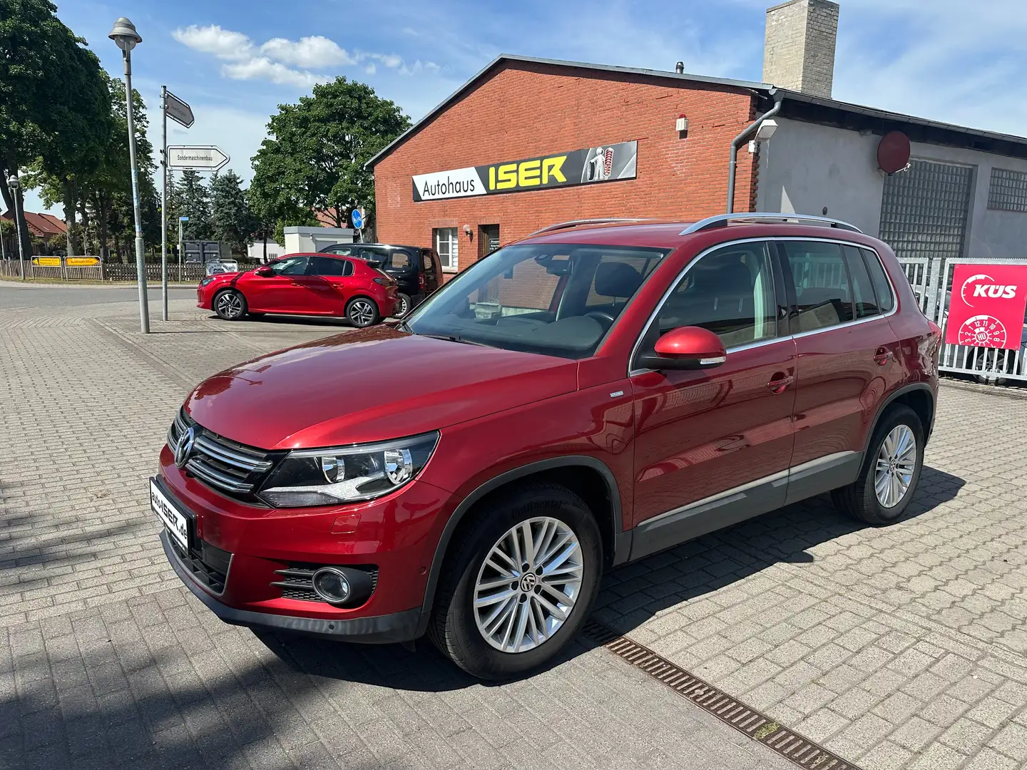 Volkswagen Tiguan Cup Sport AHK, PDC, NAVI 160PS Rot - 1