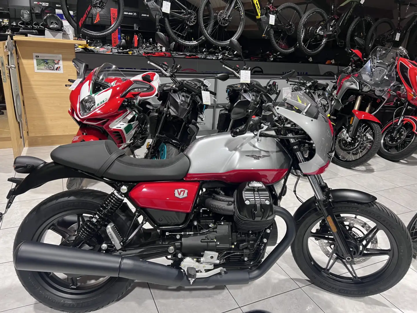 Moto Guzzi V 7 STONE CORSA Wit - 1