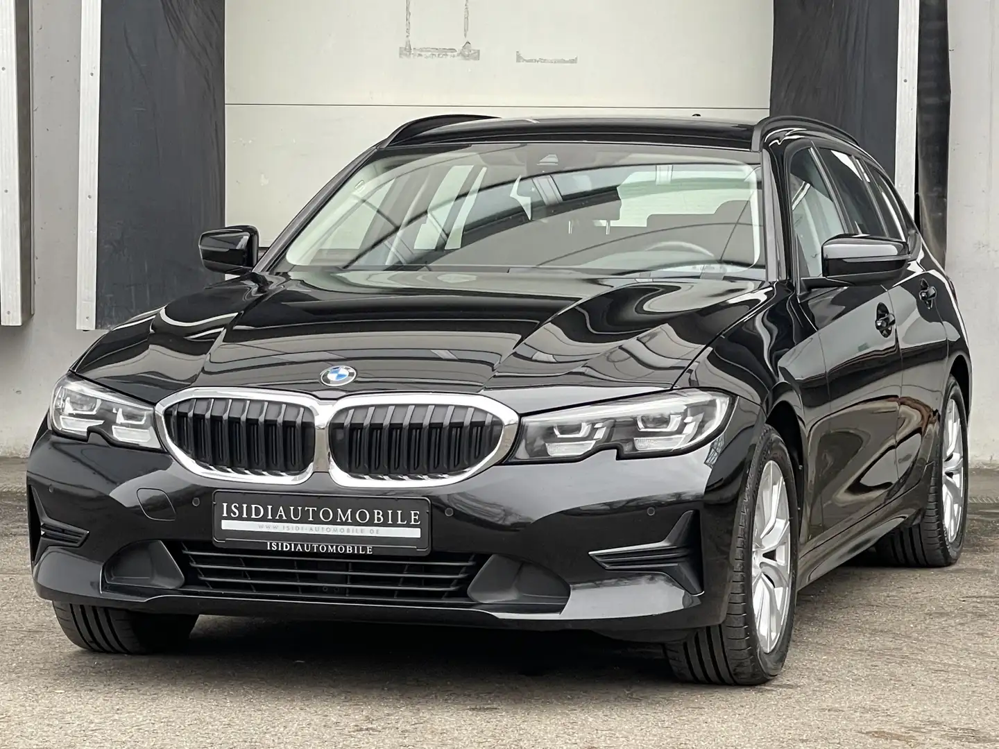 BMW 320 d xDrive Advantage LED Navi Keyless-Go AHK Černá - 1