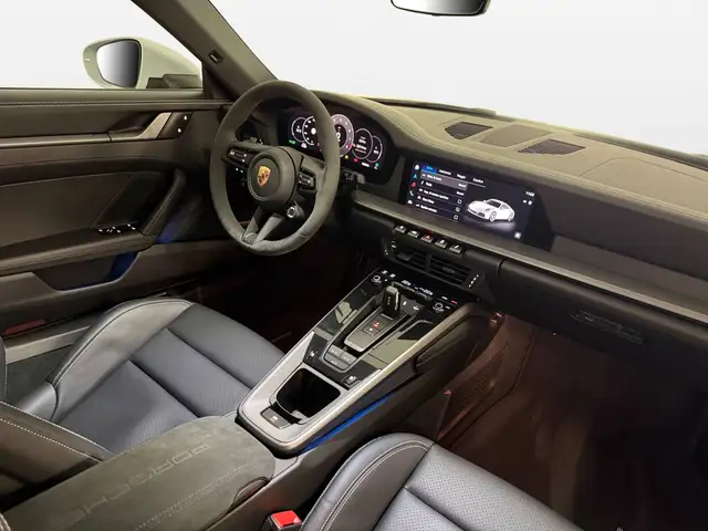 Porsche 911 view 10