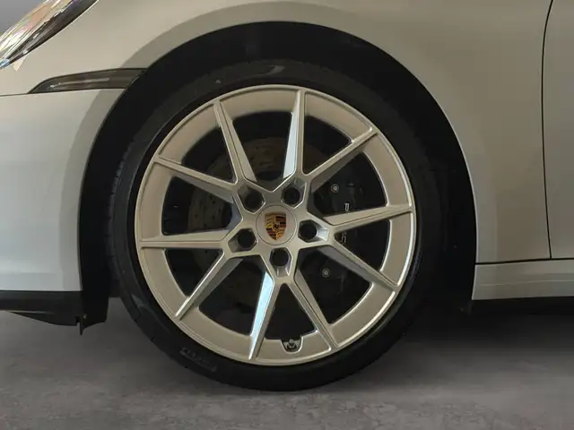 Porsche 911 view 9