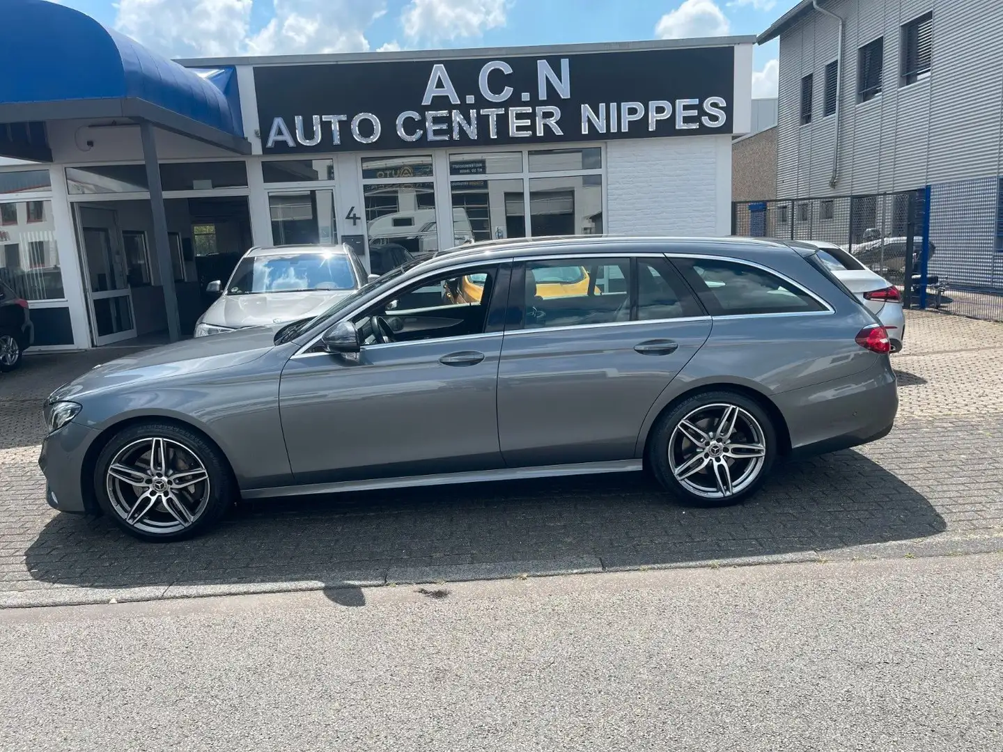 Mercedes-Benz E 400 T d 4Matic Heap-Up Pano 2X AMG Kamera Navi Gri - 1