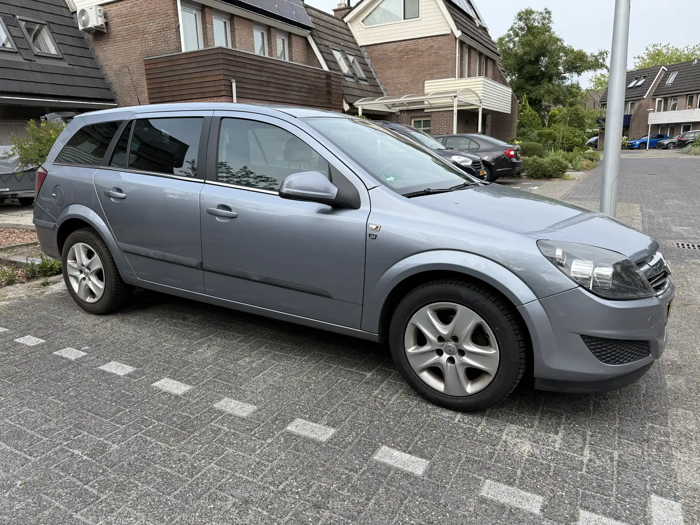 Opel Astra 1.6 111 y. Edition Grijs - 1