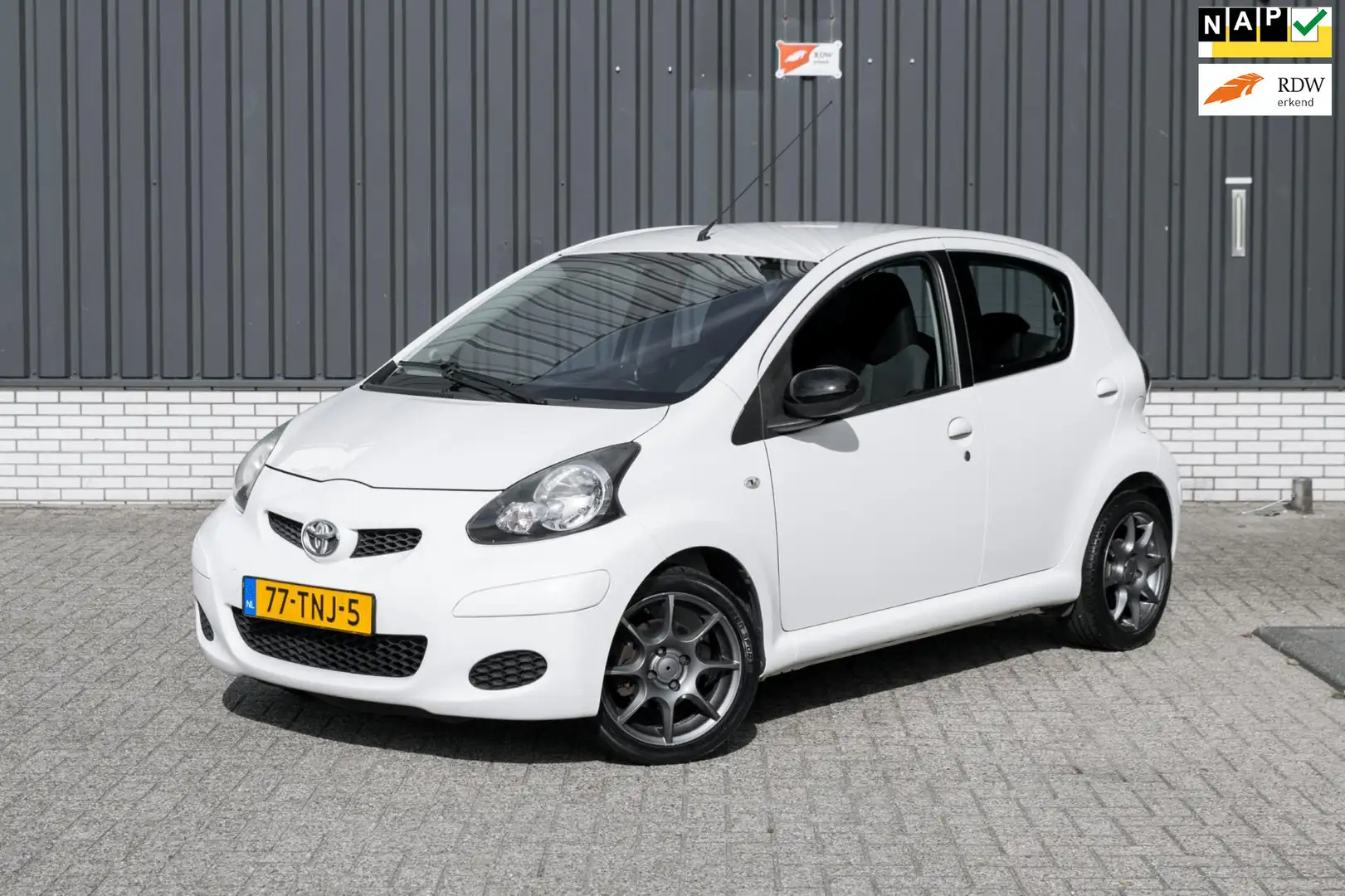 Toyota Aygo 1.0-12V Comfort Navigator*Airco*Nav*5-DRS* Wit - 1