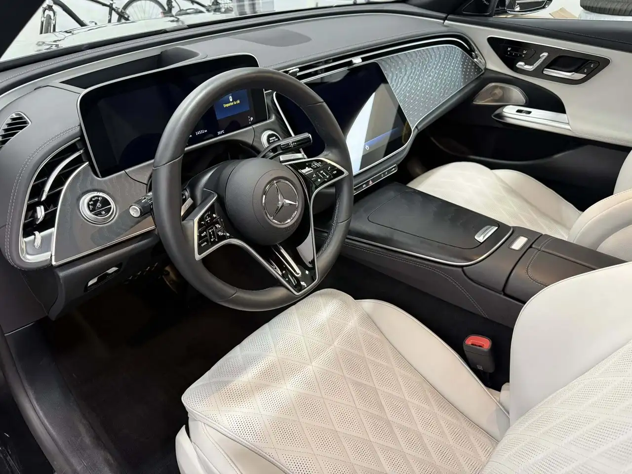Mercedes-Benz E-Class снимка Mercedes-Benz E-Class