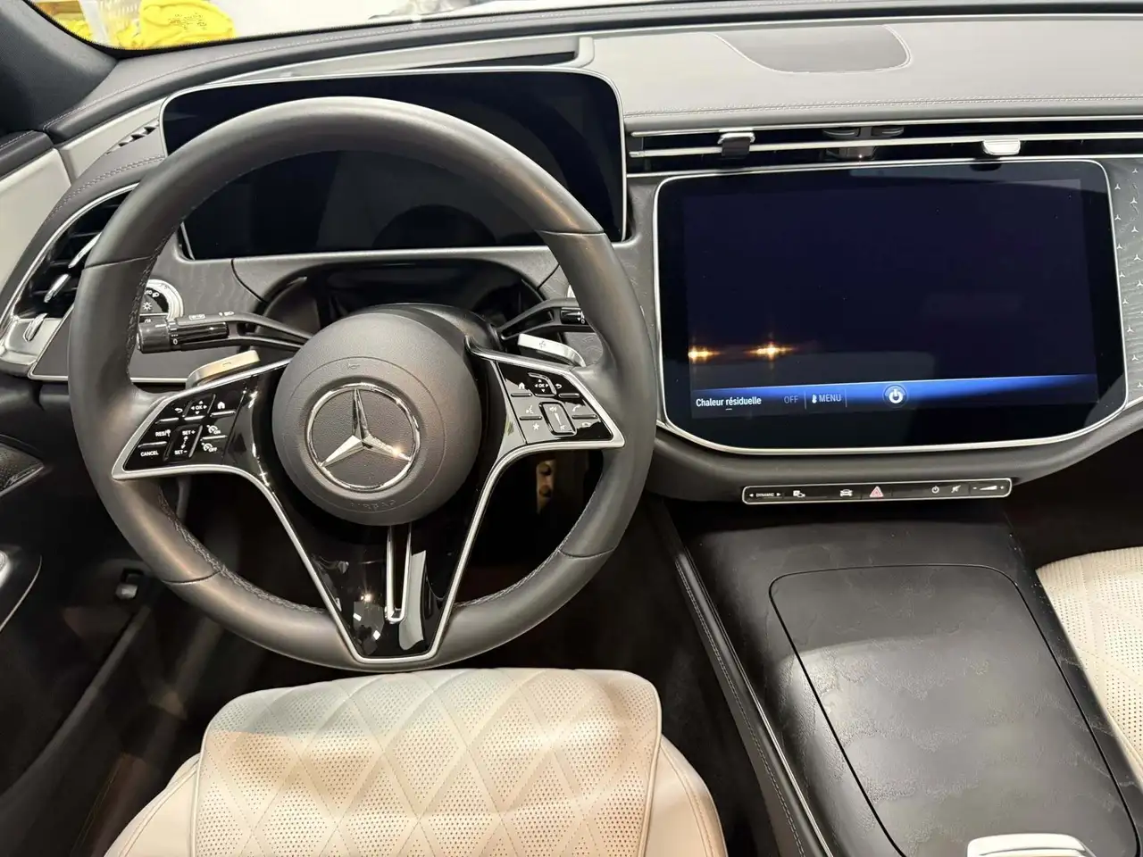 Mercedes-Benz E-Class снимка Mercedes-Benz E-Class