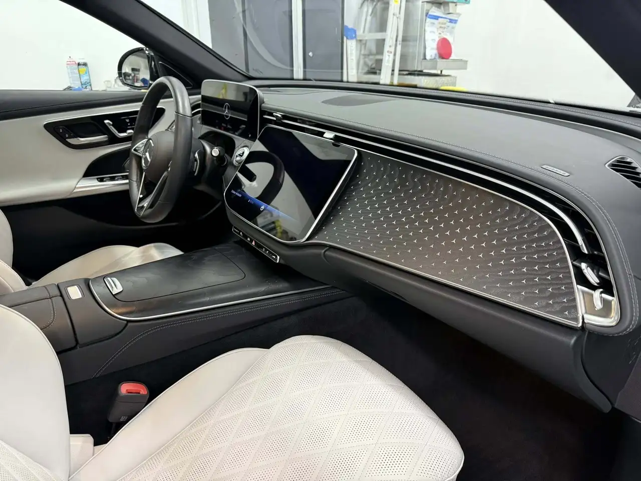 Mercedes-Benz E-Class снимка Mercedes-Benz E-Class