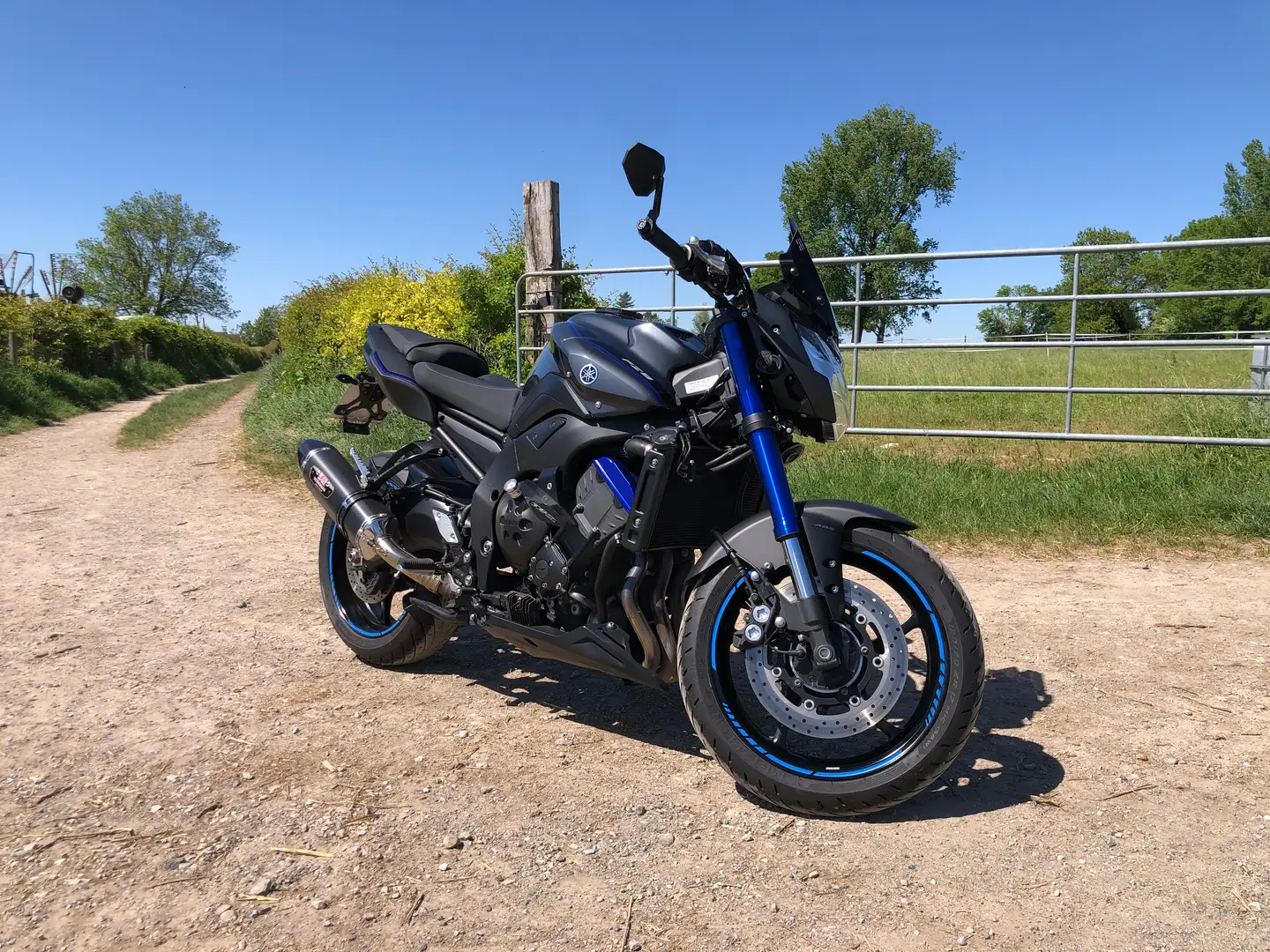 Yamaha FZ 8 RN25, ABS, Yoshimura, Heckumbau, viele Extras inkl Grau - 1
