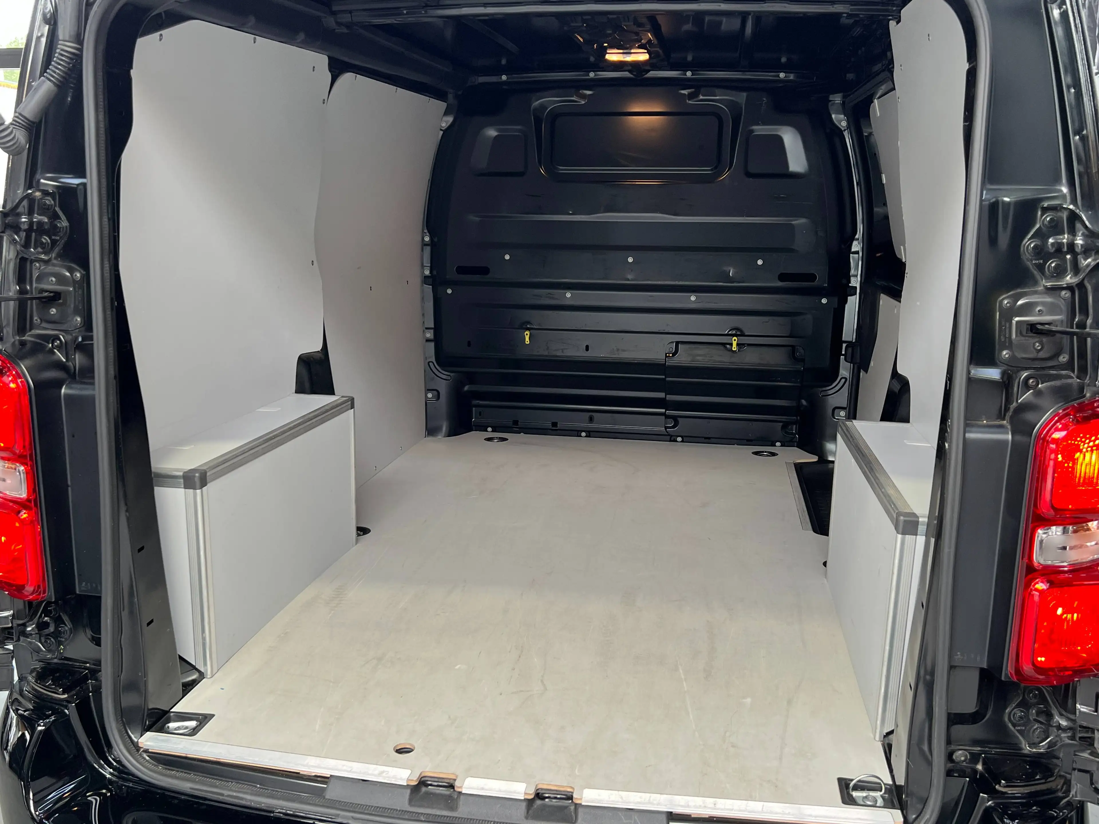 Citroen Jumpy 2.0 HDI / FULL BLACK / APP CAR-PLAY — photo 15