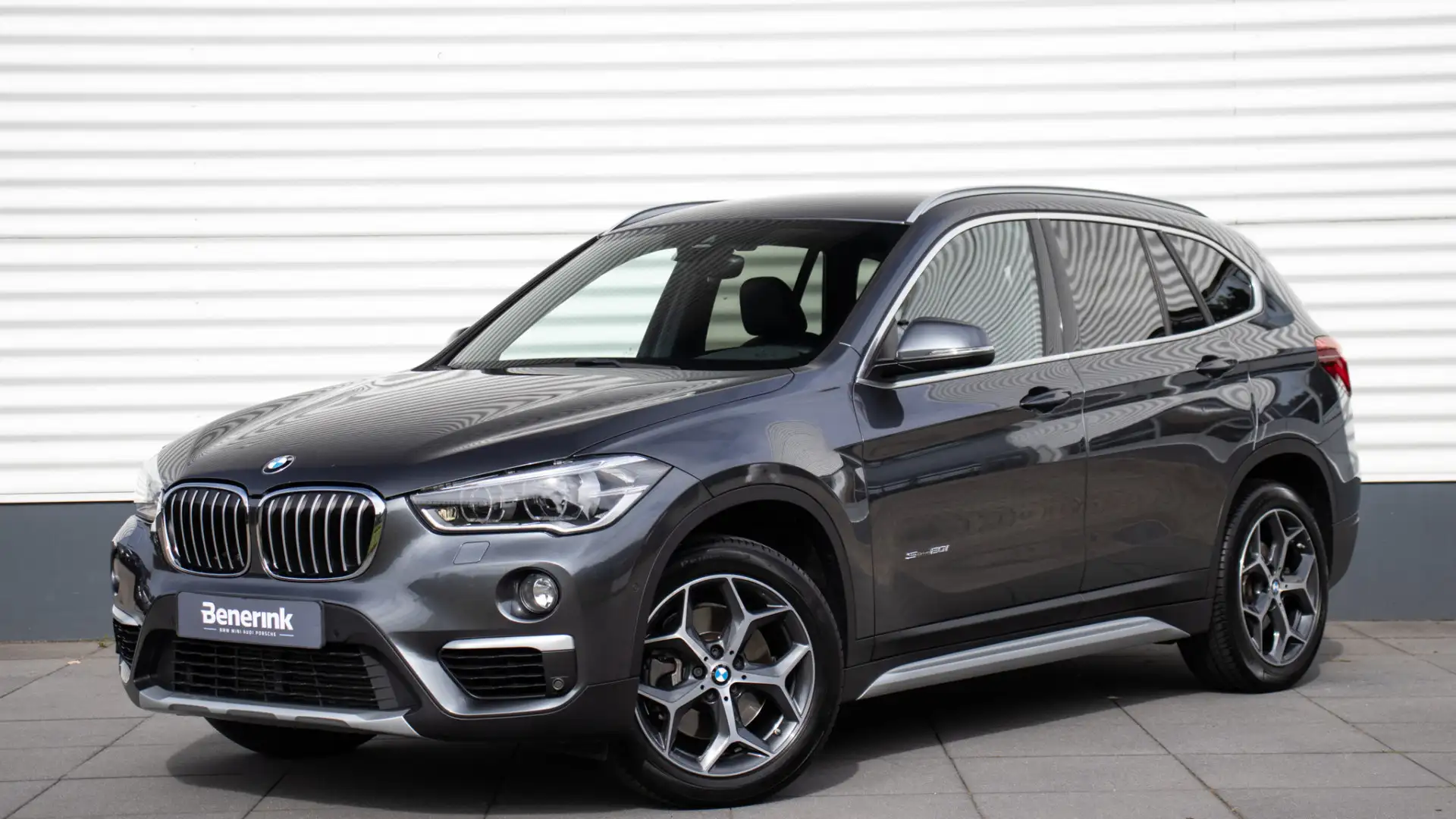 BMW X1 sDrive20i High Executive | Head-up | Trekhaak | Ac Grijs - 1