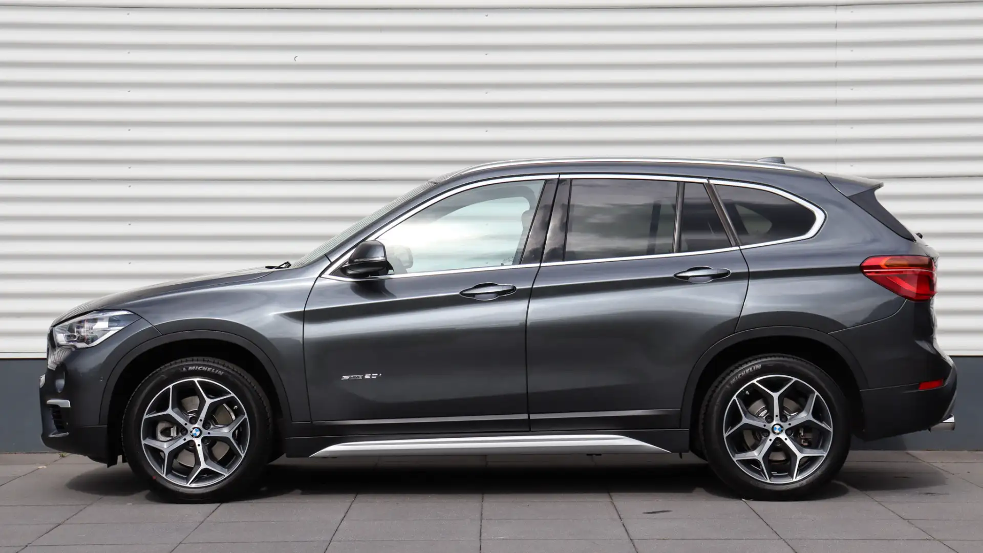 BMW X1 sDrive20i High Executive | Head-up | Trekhaak | Ac Grijs - 2