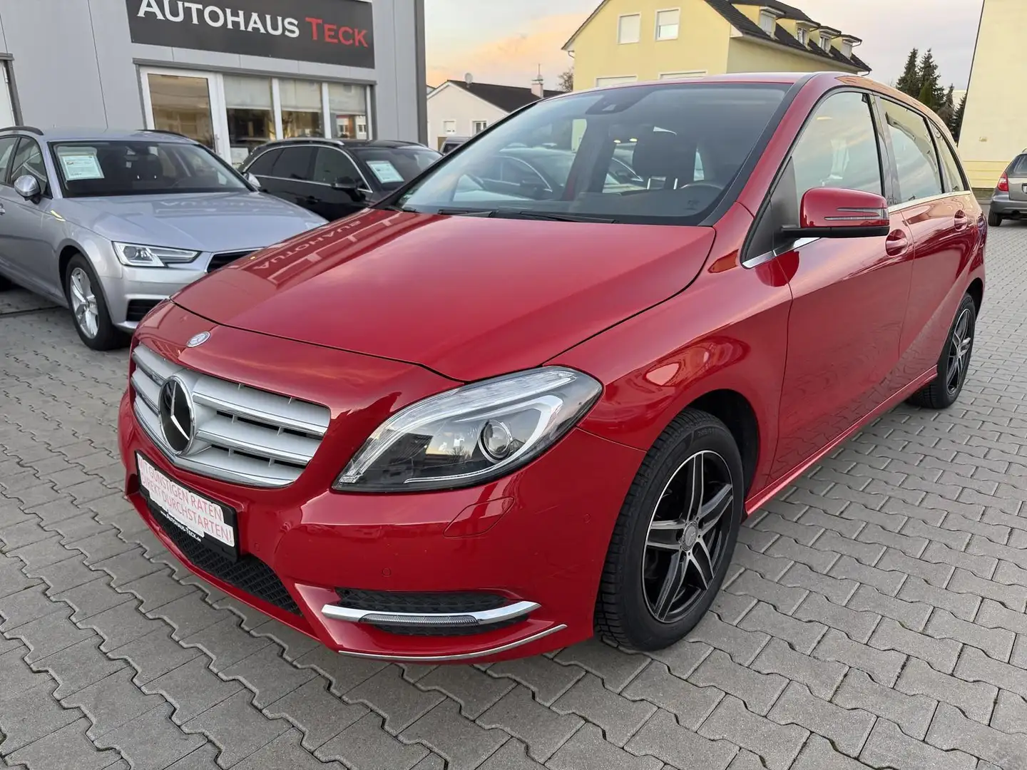 Mercedes-Benz B 180 BlueEFFICIENCY 7G-DCT 1.Hand/BI-XENON/2xMEMORY PAK Rot - 1