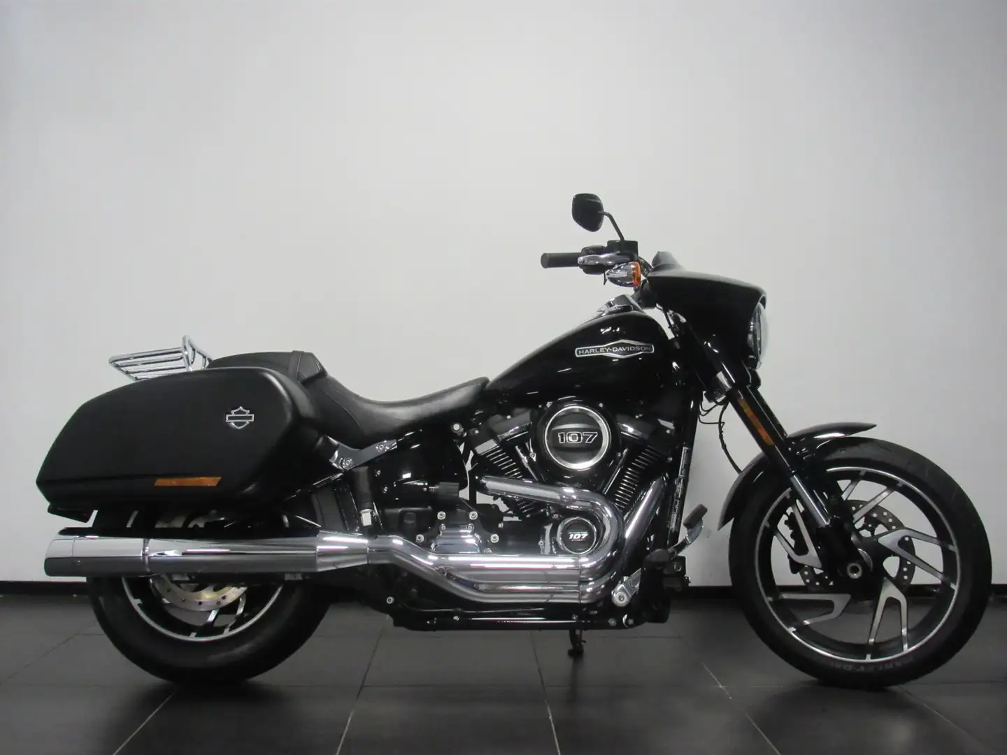 Harley-Davidson Sport Glide 107 FLSB SPORT GLIDE Zwart - 1