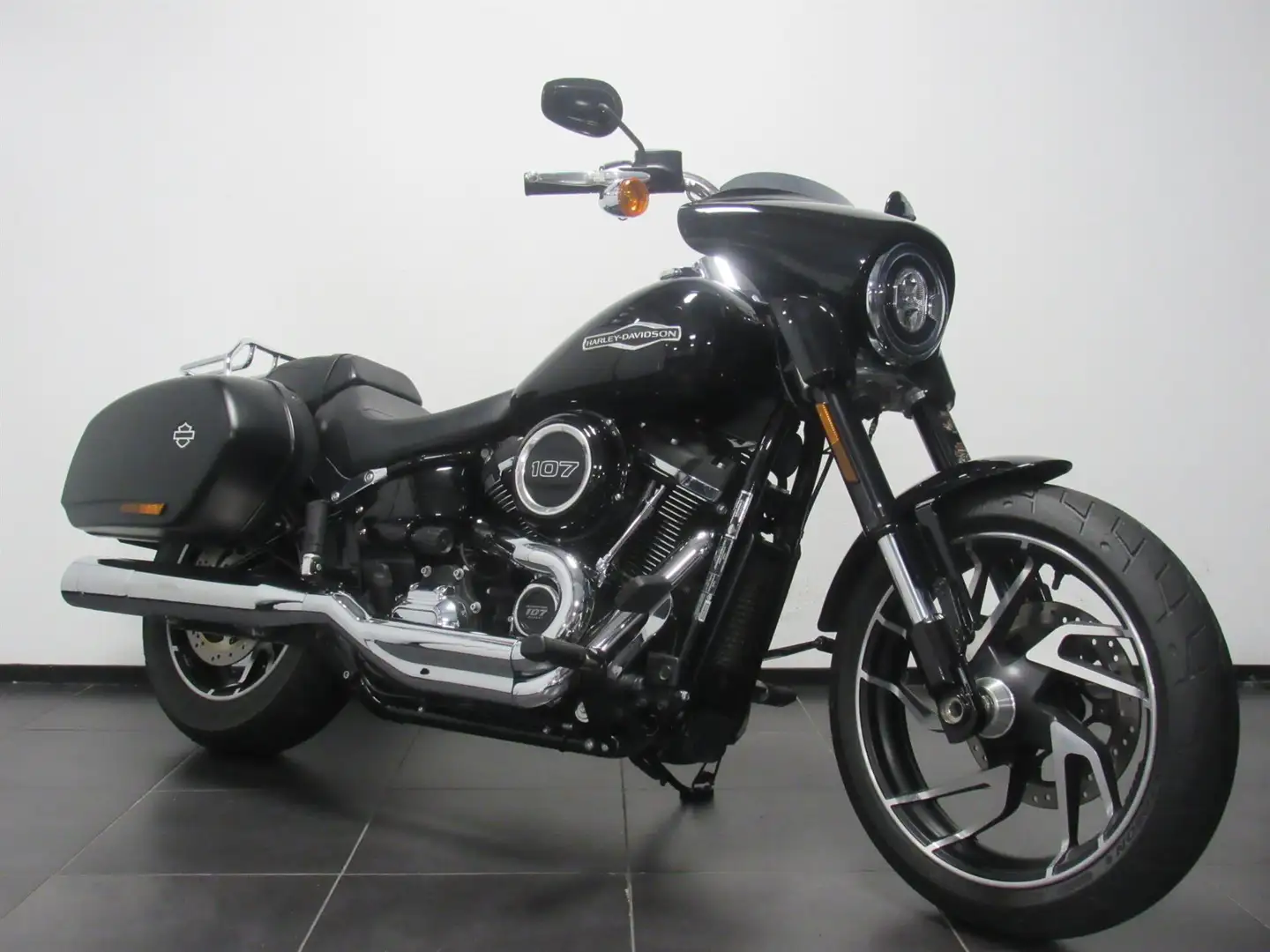 Harley-Davidson Sport Glide 107 FLSB SPORT GLIDE Zwart - 2