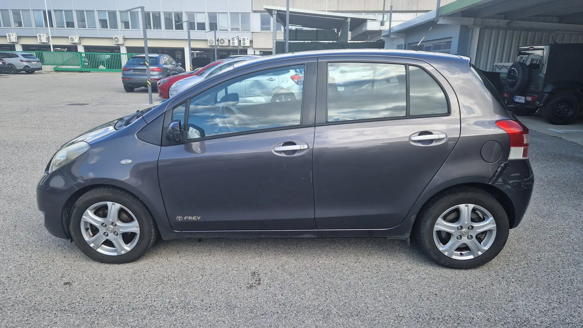 Toyota Yaris Yaris 1,33 Dual-VVT-i Sol Plus Sol Plus Grau - 2