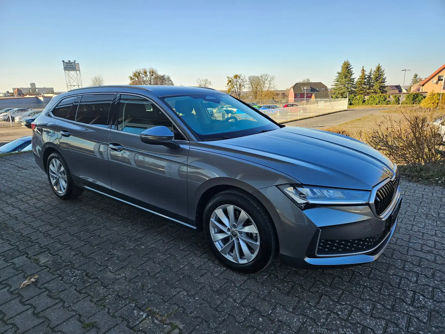 Skoda Superb 1.5 TSI DSG Selection AHK HuD 4xSHZ LED Massage... Grau - 2