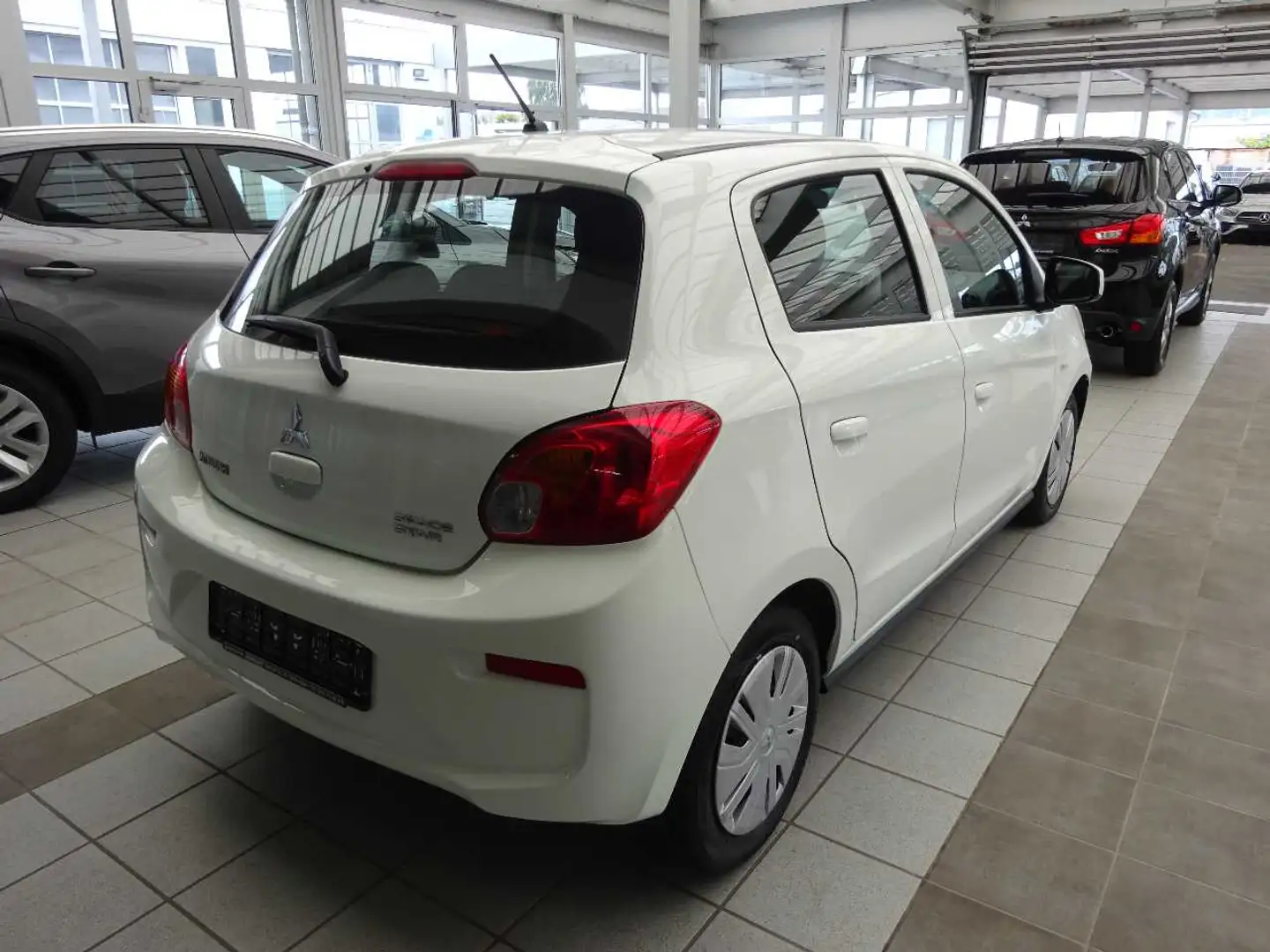 Mitsubishi Space Star Edition 100 1.0 MIVEC 5-Gang Weiß - 2