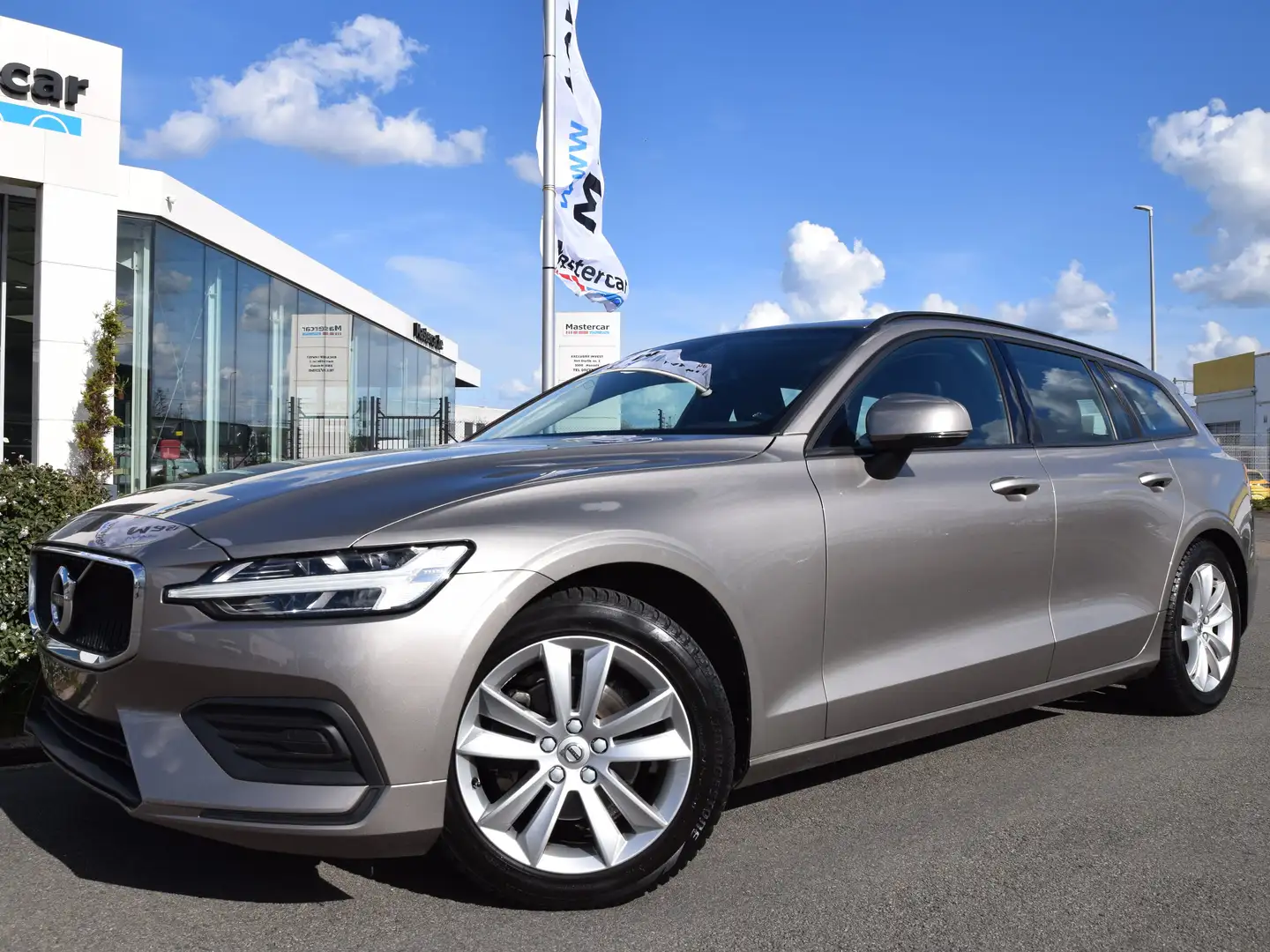 Volvo V60 2.0 D3 Eco Momentum Brons - 1