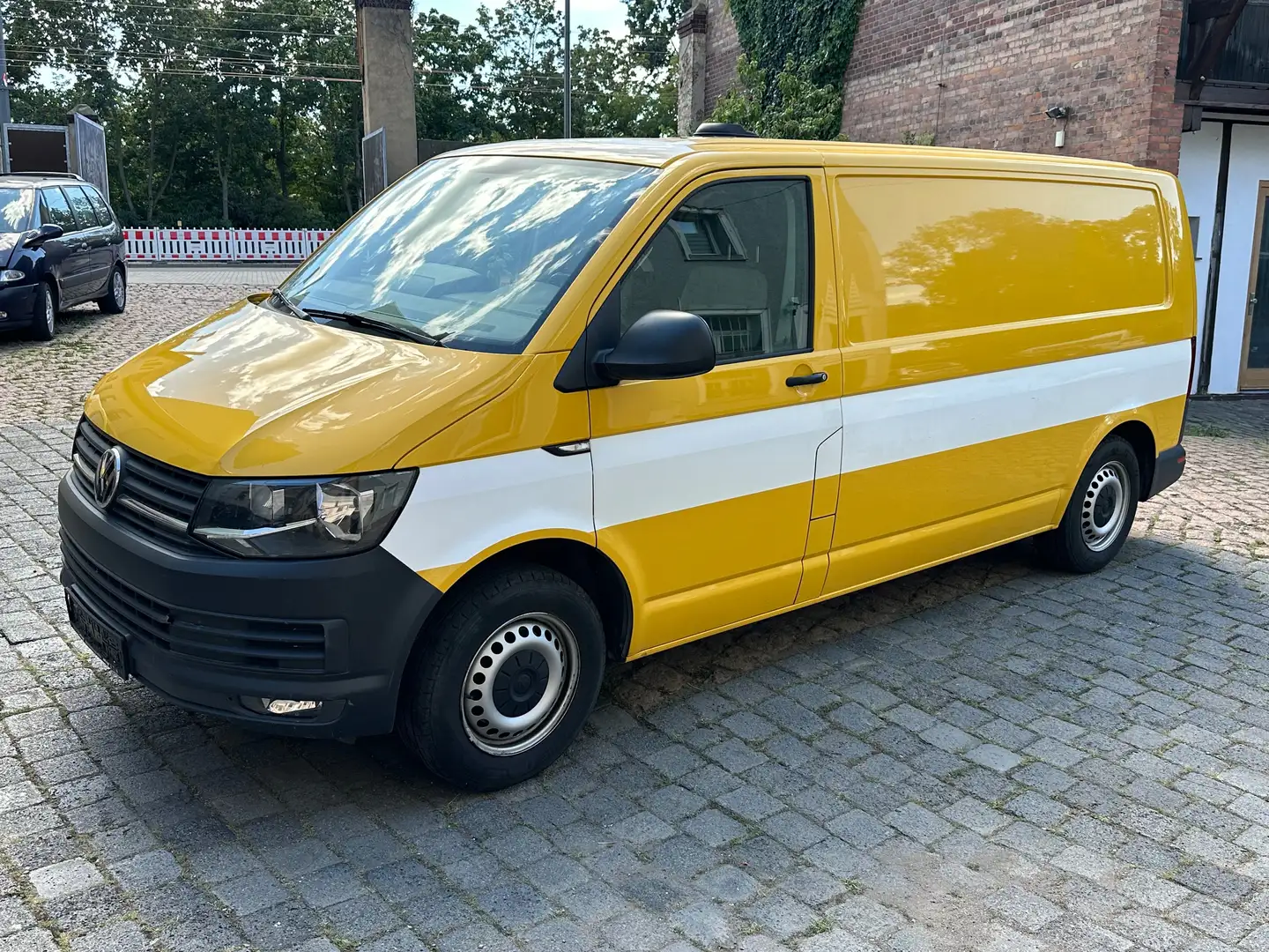 Volkswagen T6 Transporter Kasten lang, kein Postauto! PDC, Klima, Mwst. Gelb - 1