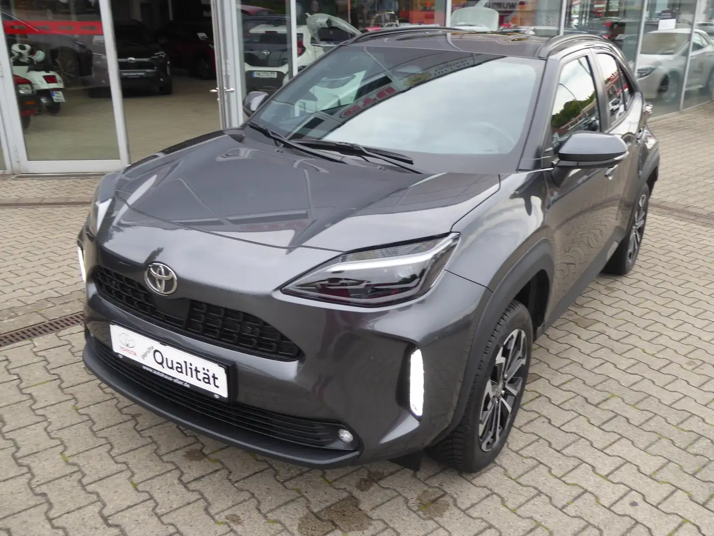 Toyota Yaris Cross 1.5H Teamplayer+Winter+Safety-Paket Grau - 1